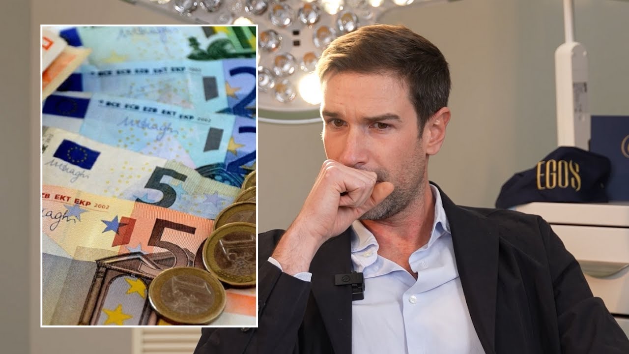 Hombre pensativo junto a billetes y monedas que ilustran el tema Descubre cuánto gana un cirujano plástico en Estados Unidos: datos actualizados.