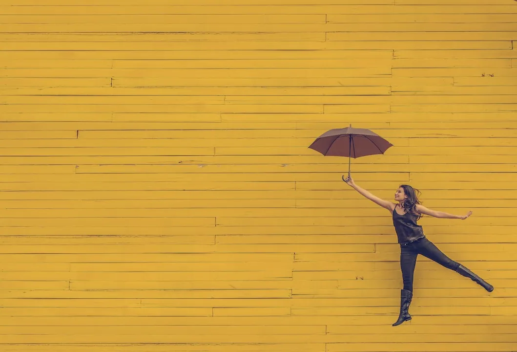 Una imagen de un coach y un cliente, trabajando juntos en una sesión de coaching, enfocados en el crecimiento personal y profesional 