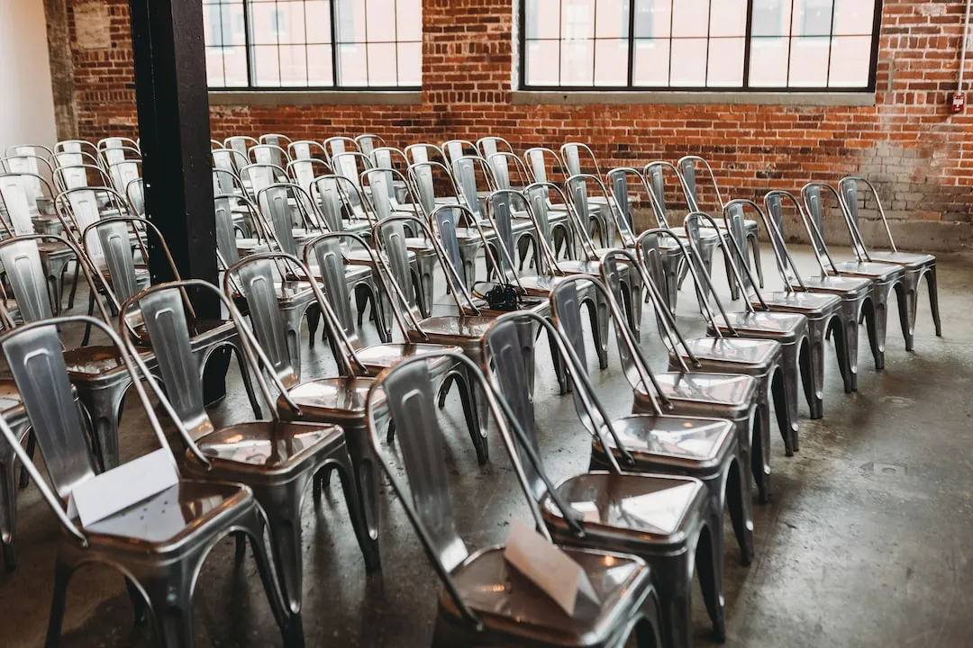 Un grupo de personas en una sala de conferencias, con un cartel que dice "Coaching especializado en [nombre de la industria/s]" 