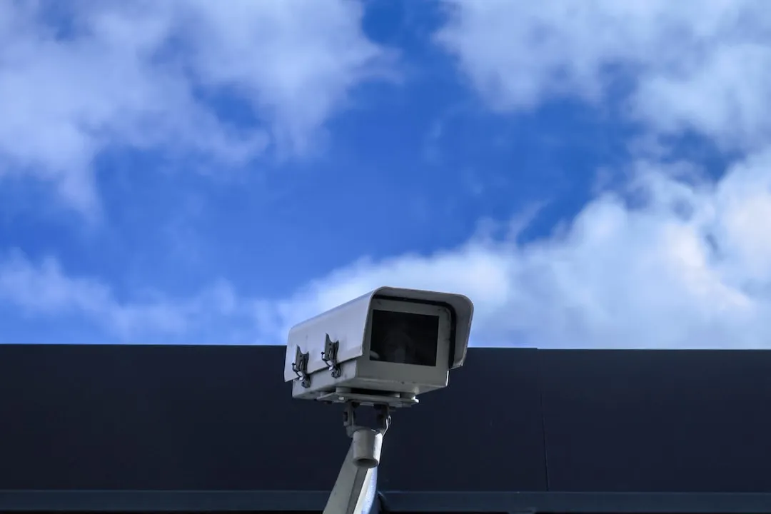 Una imagen de un candado abierto en medio de las nubes, simbolizando los desafíos en la seguridad de redes en la nube y cómo enfrentarlos