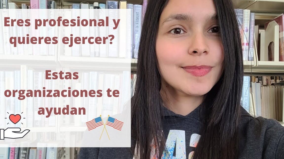 Mujer sonriendo en biblioteca junto a cartel informativo: Descubre cuánto gana un asistente dental en Estados Unidos y las ciudades mejor pagadas