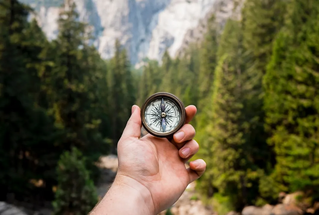 Una imagen de un reloj con un diploma de coaching al lado, representando la duración del curso y sus beneficios 