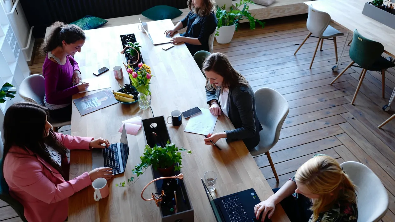 Un grupo de personas siguiendo a un líder mientras aprenden estrategias y técnicas de coaching para desarrollar su liderazgo 