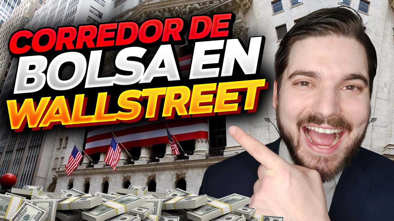 Miniatura con presentador sonriente señalando la Bolsa de Nueva York entre banderas y montones de billetes: Descubre cuánto gana un corredor de bolsa en Estados Unidos y sorpréndete con los salarios en Wall Street.