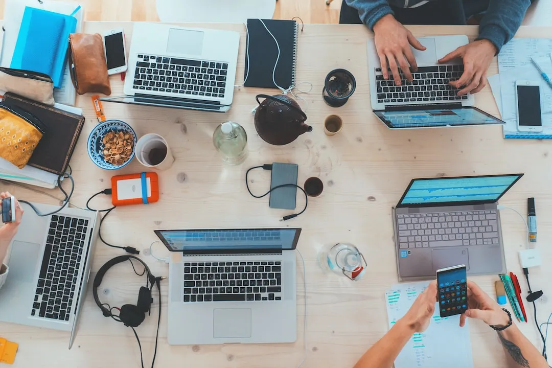 Una imagen de un grupo de emprendedores trabajando juntos y recibiendo orientación de un coach 