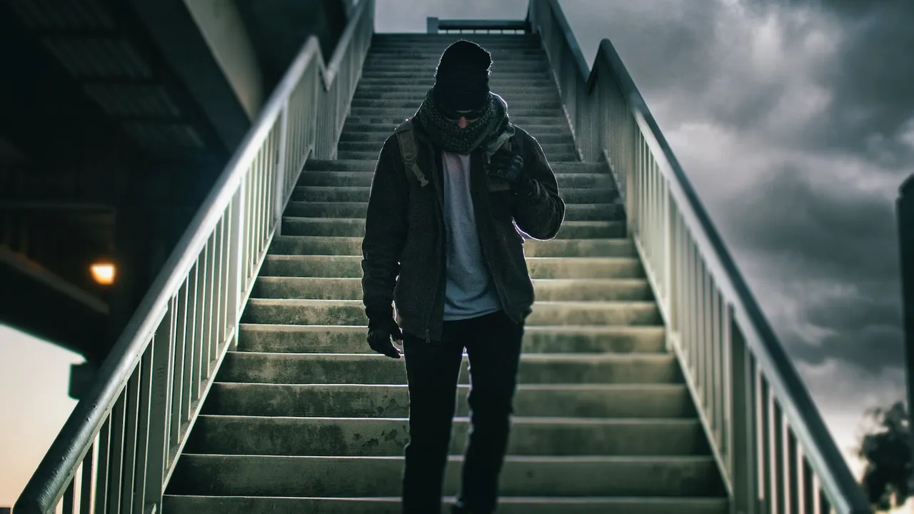 Un vigilante de seguridad protegiendo un edificio, con uniforme y distintivo de acreditación visible